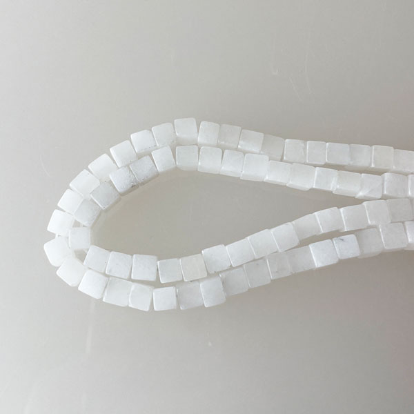Agaat, Wit, kubus, 6.5 mm, per streng