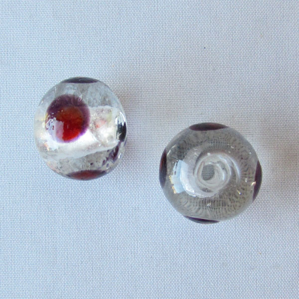 Glaskraal met groot gat, 17 x 14 mm, silverfoil/paars-rode stip, per stuk