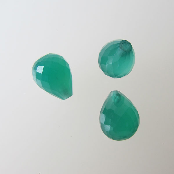 Halfdrilled GROENE ONYX kraal, drop, 8 x 10 mm, gefacetteerd, per stuk