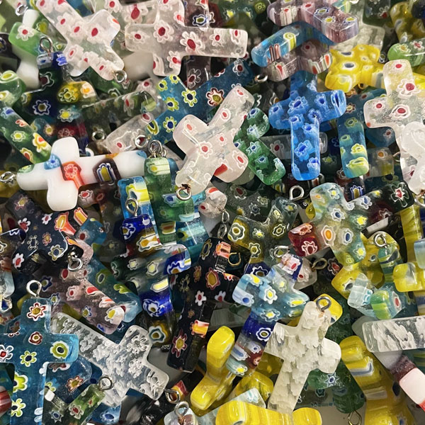 Millefiori kruisjes, hartje, ongeveer 30 x 18 mm , ruim 300 stuks, in 1 koop!