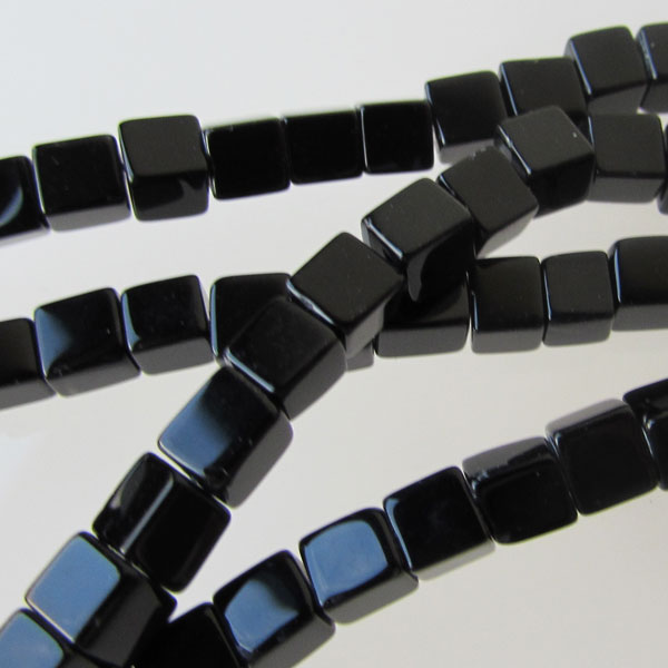Onyx, 4 x 4 x 4 mm, kubus, verpakt per streng