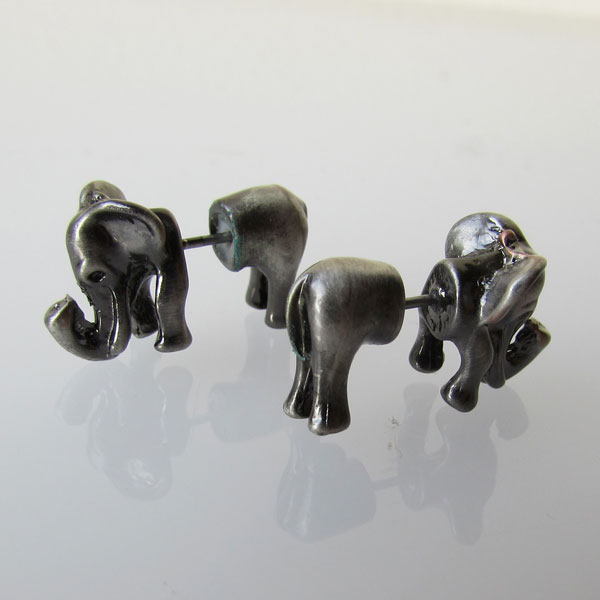 Grijskleurige oorsteker, olifant, split oorbel, per paar