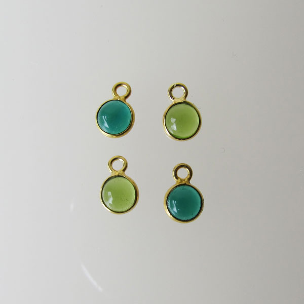 22 K Goud vermeil bedeltje, 6 mm, GROENE TOERMALIJN, per stuk