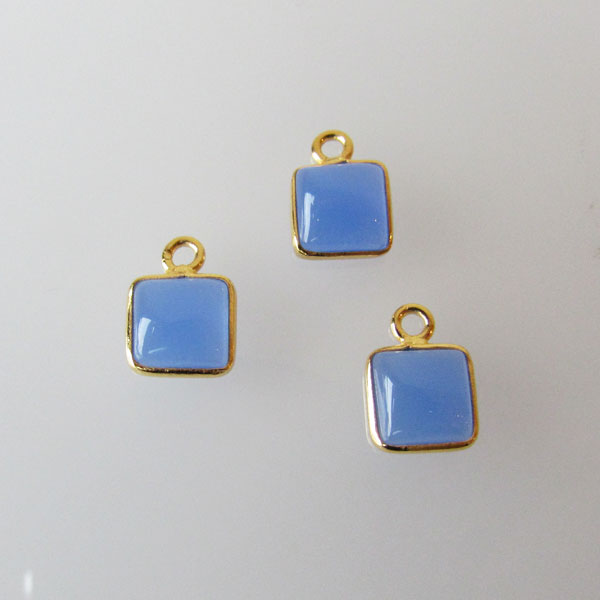 22 K Goud vermeil bedeltje, vierkant, 6-6.5 mm, DONKERBLAUWE CHALCEDOONsteen, per stuk