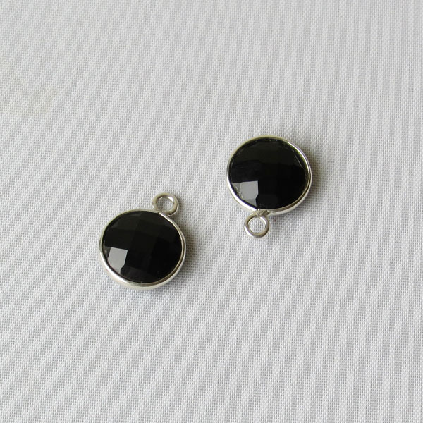 Zilveren ronde bedel, ONYX, gefacetteerd, 10 mm, per stuk