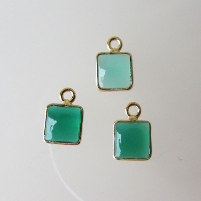 22 K Goud vermeil bedeltje, vierkant, 6-6.5 mm, GROENE ONYXsteen, per stuk